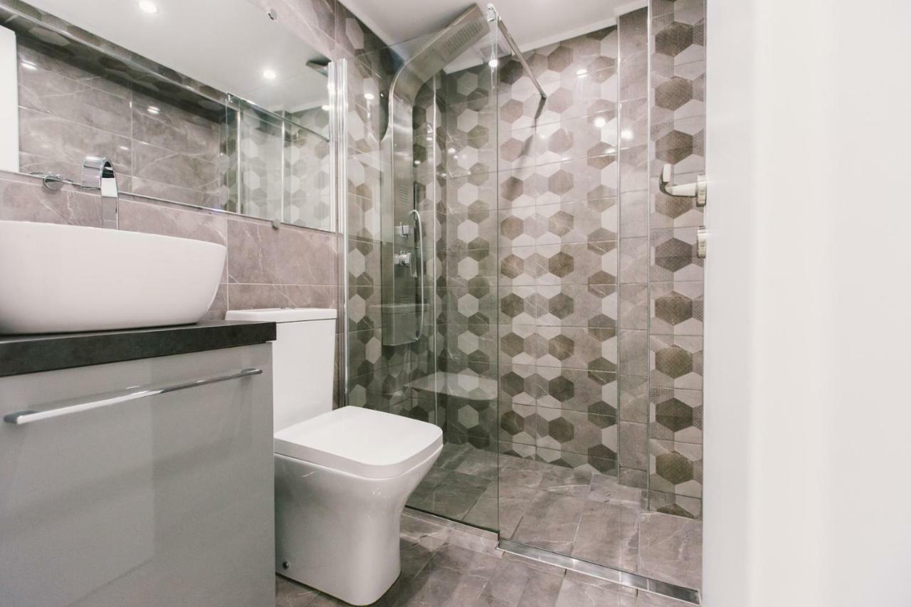 Apartment Modern Salon *